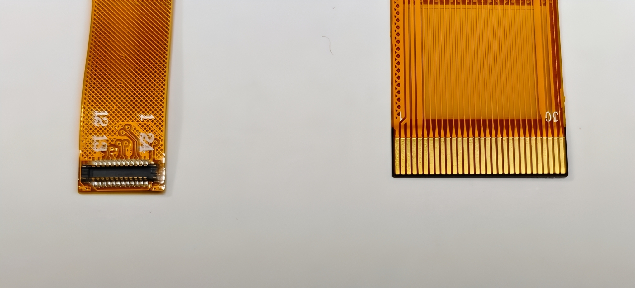 フレキシブル ディスプレイ ケーブルには B TO B コネクタとゴールドフィンガー プラグのどちらを使用するのが良いですか?