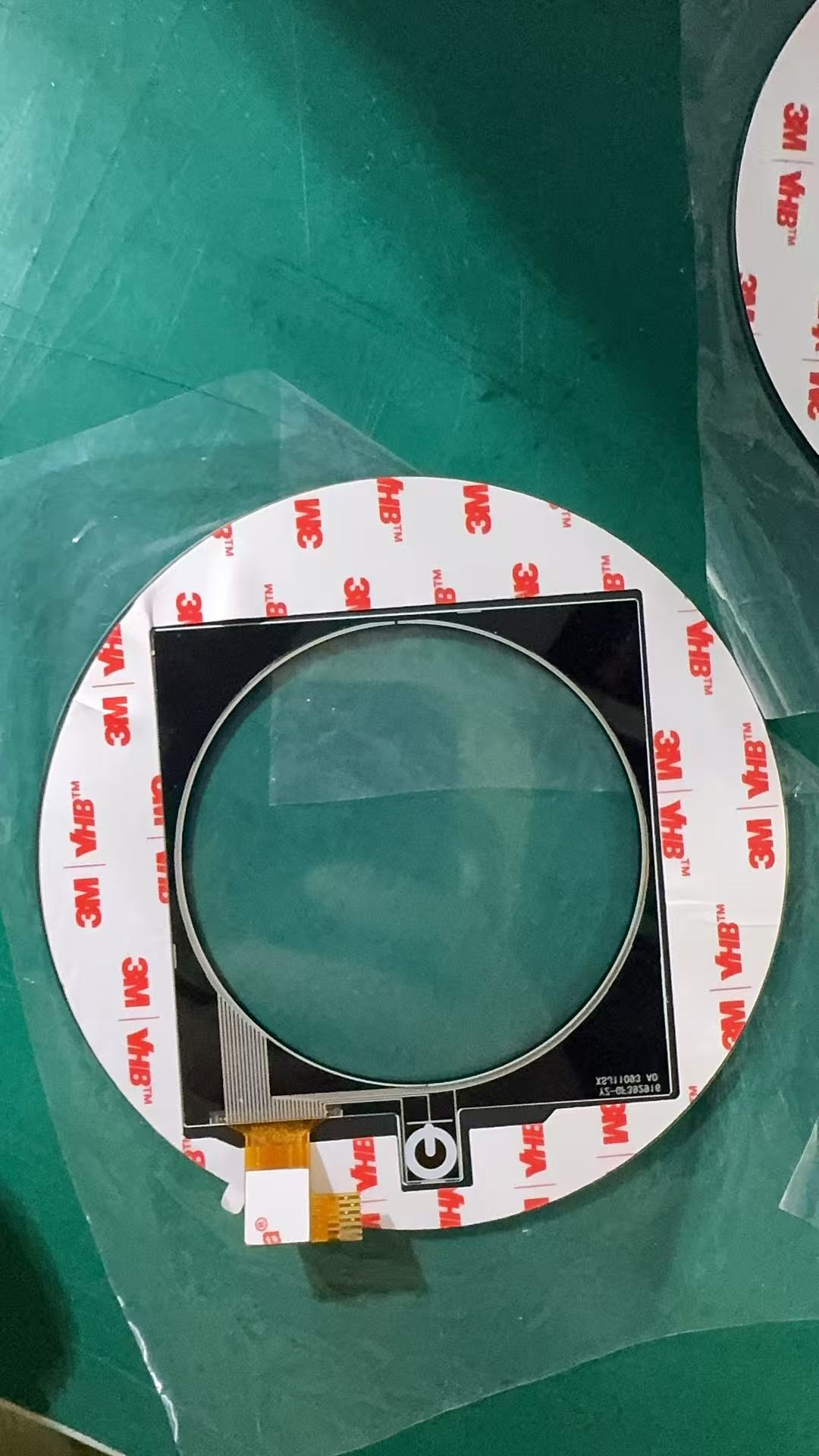 タッチスクリーンカバーパネルにVHB両面テープを使用する利点